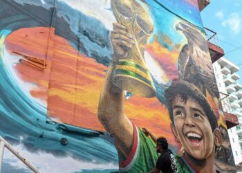 MURAL lakaran yang menunjukkan seorang kanak-kanak memegang Piala Dunia di sebuah bangunan di Mexico sempena Piala Dunia 2026.-AFP