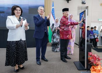 MOHD. Ali Mohd Rustam menyempurnakan perasmian Malaysia Uzbekistan Edu-Cultural Day bertempat di Dewan Kuliah Fakulti Teknologi Kejuruteraan Industri dan Pembuatan, Kampus Induk UTeM, Durian Tunggal baru-baru ini.
