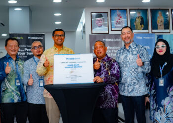 KETUA Pegawai Perbankan Pengguna Kumpulan MBSB Bank, Usman Ghouse, bersama kakitangan MBSB semasa pembukaan rasmi MBSB Bank Cawangan Kulim.