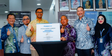 KETUA Pegawai Perbankan Pengguna Kumpulan MBSB Bank, Usman Ghouse, bersama kakitangan MBSB semasa pembukaan rasmi MBSB Bank Cawangan Kulim.