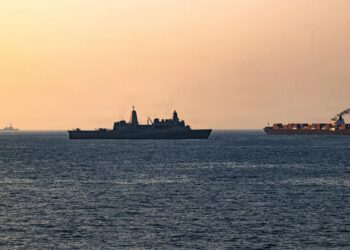 TENTERA LAUT AS  memintas kapal Iran di perairan Asia. - AFP