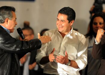 GAMBAR fail Hernandez (kanan). - AFP