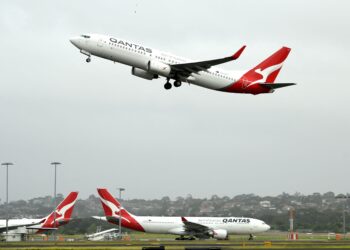 SYARIKAT penerbangan qantas dijangka menaikkan tambang penerbangan. - AFP