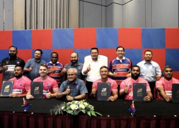 PENGERUSI Jawatankuasa Belia, Sukan, Pembangunan Usahawan dan Koperasi negeri, Mohd. Hairi Mad Shah dan Presiden Kesatuan Ragbi Johor (JRU), Datuk Mohd. Noorazam Osman bergambar bersama lima pemain import skuad ragbi Johor.-UTUSAN/RAJA JAAFAR ALI