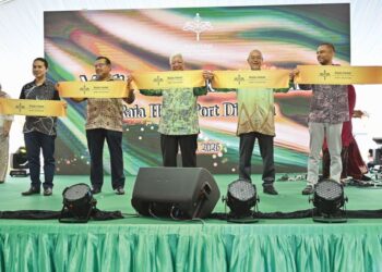 MOHD. Shukri Hussin (tengah) bersama  Othman Semail (dua dari kanan) dan Ketua Pegawai Eksekutif UJ Hotels & Resorts Management Services Sdn Bhd., Muhammad Solleh Ramli (dua dari kiri) pada Majlis Pelancaran Rasmi Raia Hotel Port Dickson di sini, semalam.