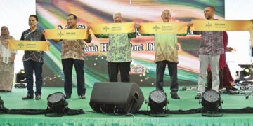 MOHD. Shukri Hussin (tengah) bersama Othman Semail (dua dari kanan) dan Ketua Pegawai Eksekutif UJ Hotels & Resorts Management Services Sdn Bhd., Muhammad Solleh Ramli (dua dari kiri) pada Majlis Pelancaran Rasmi Raia Hotel Port Dickson di sini, semalam.