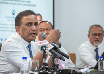 REEZAL Merican Naina Merican (kiri) pada sidang media mengenai Kemas Kini Perdagangan Malaysia Suku Pertama 2026 di pusat konvensyen Matrade di sini, semalam- UTUSAN/SYAKIR RADIN