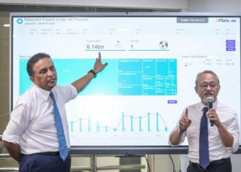 REEZAL Merican Naina Merican (kiri) pada sidang media mengenai Kemas Kini Perdagangan Malaysia Suku Pertama 2026 di pusat konvensyen Matrade di sini, semalam- UTUSAN/SYAKIR RADIN