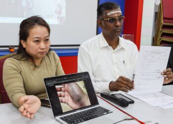 RSN Rayer bersama Fam Yean Nie mengadakan sidang akhbar di Pejabat DAP Pulau Pinang, George Town, Pulau Pinang hari ini. - UTUSAN/DANIAL SAAD