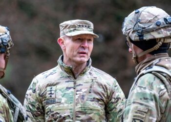 GEORGE (tengah) diminta meletakkan jawatan Ketua Turus Tentera AS. - AFP