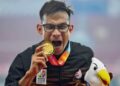 Mohamad Ridzuan Puzi menunjukkan pingat emas dimenangi dalam acara akhir 400m  kategori lelaki T36 Sukan Para Asia 2018 di Stadium Gelora Bung Karno, Jakarta.