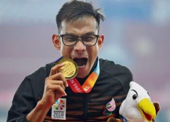 Mohamad Ridzuan Puzi menunjukkan pingat emas dimenangi dalam acara akhir 400m  kategori lelaki T36 Sukan Para Asia 2018 di Stadium Gelora Bung Karno, Jakarta.