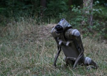 UKRAINE menggunakan robot dalam serangannta terhadap tentera Russia. - AFP