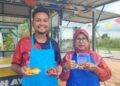 Bermula sekadar mencuba, kini Muhammad Rulhaikal Afiq Rozali (kiri) melangkah lebih jauh, membina perniagaan sendiri dengan penuh keyakinan.