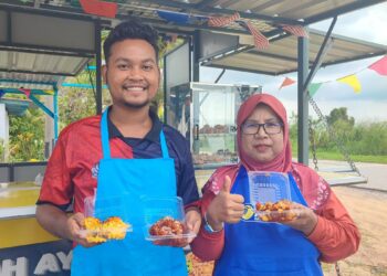 Bermula sekadar mencuba, kini Muhammad Rulhaikal Afiq Rozali (kiri) melangkah lebih jauh, membina perniagaan sendiri dengan penuh keyakinan.