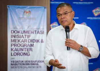 SAIFUDDIN Nasution Ismail menyampaikan ucapan  pada Majlis Dokumentasi Inisiatif Mekar Didik dan Kaunter Lorong di Sekolah Bimbingan Jalinan Kasih (SBJK), Chow Kit di sini, hari ini. UTUSAN/MUHAMAD IQBAL ROSLI