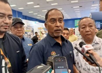 ZAMBRY Abdul Kadir ditemui selepas sesi walkabout Program Jom Masuk Universiti 2026 Zon Sabah II di Kompleks Dewan Kuliah Pusat 2, Universiti Malaysia Sabah (UMS), Kota Kinabalu, Sabah, semalam. - UTUSAN/RAEESAH HANAN