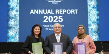 MOHAMMAD Faiz Azmi (tengah) bergambar selepas sidang media Pelancaran Laporan Tahunan 2025 (AR2025) di Suruhanjaya Sekuriti semalam.