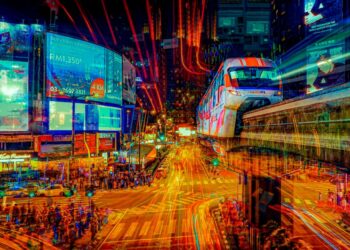 Dari aras tinggi Kotaraya, jurufoto Amir Hariz menggabungkan teknik dedahan berganda (untuk rona langit petang 5:30) dan dedahan lama (untuk jejak cahaya kenderaan 7.30 - 8.00 malam). Pendekatan komposit masa ini memaparkan kesan garisan cahaya kinetik yang jelas dengan mengekalkan kualiti cahaya petang, mencipta keseimbangan dinamik antara seni bina statik dan pergerakan masa.