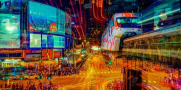 Dari aras tinggi Kotaraya, jurufoto Amir Hariz menggabungkan teknik dedahan berganda (untuk rona langit petang 5:30) dan dedahan lama (untuk jejak cahaya kenderaan 7.30 - 8.00 malam). Pendekatan komposit masa ini memaparkan kesan garisan cahaya kinetik yang jelas dengan mengekalkan kualiti cahaya petang, mencipta keseimbangan dinamik antara seni bina statik dan pergerakan masa.