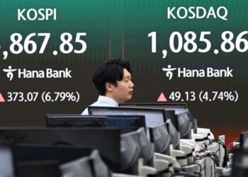 KONFLIK berterusan di Asia Barat terus mendorong ketidaktentuan bagi pasaran saham dan minyak mentah global. - AFP