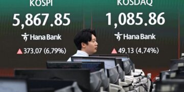 KONFLIK berterusan di Asia Barat terus mendorong ketidaktentuan bagi pasaran saham dan minyak mentah global. - AFP