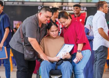 Reaksi bapa, Steven Jaya Anak Jampi dan ibu, Roselind Jelanan Anak Pas ketika melihat keputusan SPM anak mereka, Fernandez Minggat Anak Steven Jaya yang memperoleh keputusan 3A 4B di SMK Tinggi Kajang, kelmarin. – utusan/AMIR KHALID