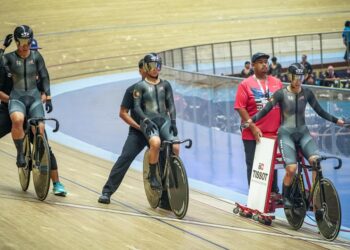 (DARI kiri) Nur Allysa Mohd Farid, Nurul Izzah Izzati Mohd Asri dan Anis Amira Rosidi ketika beraksi pusingan pertama acara pecut berpasukan wanita pada Piala Dunia Trek di Velodrom Nasional, Nilai, hari ini. - UTUSAN/ISKANDAR ISHAK