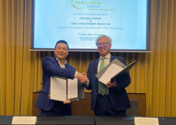 KETUA Pegawai Eksekutif, Datuk Ong Thuan Ming (kiri) bersama Ketua Pegawai Eksekutif SMC Investment Bank, Christoph Weideneder selepas majlis menandatangani prospektus IPO syarikat di sini, semalam.