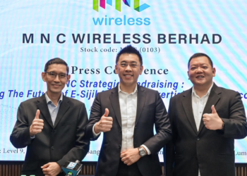 TAN Chor How Christopher (tengah) bersama Justin Tay Chor Huat (kanan) dan Hooi Hing Chuan (kiri) ketika sesi bergambar pada sidang media Pengumpulan Dana Strategik MNC Memperkasa Masa Depan E-Sijil & Pengiklanan Mudah Alih Ekonomi Digital di Bangsar South di sini, hari ini. - UTUSAN/SYAKIR RADIN