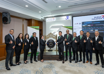 Pengerusi 5E Resources Holdings Bhd., Loo Sok Ching (lima dari kiri, bersama Ketua Pegawai Eksekutif, Lim Te Hua (enam kanan) dan Ketua Pegawai Operasi, Shankar Narasingam (lima kanan) dan barisan ahli lembaga pengarah serta tetamu kehormat pada majlis penyenaraian syarikat tersebut di Pasaran ACE Bursa Malaysia, hari ini.