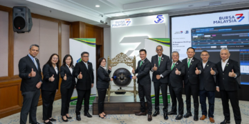 Pengerusi 5E Resources Holdings Bhd., Loo Sok Ching (lima dari kiri, bersama Ketua Pegawai Eksekutif, Lim Te Hua (enam kanan) dan Ketua Pegawai Operasi, Shankar Narasingam (lima kanan) dan barisan ahli lembaga pengarah serta tetamu kehormat pada majlis penyenaraian syarikat tersebut di Pasaran ACE Bursa Malaysia, hari ini.