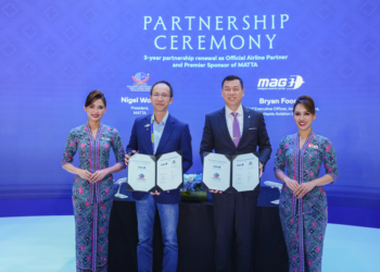 Bryan Foong (kanan) bersama Nigel Wong (kiri) semasa majlis menandatangani Memorandum Persefahaman (MoU) di MATTA Fair Kuala Lumpur.