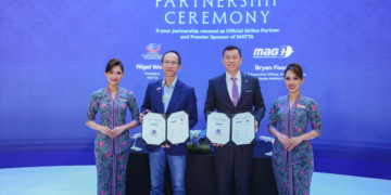 Bryan Foong (kanan) bersama Nigel Wong (kiri) semasa majlis menandatangani Memorandum Persefahaman (MoU) di MATTA Fair Kuala Lumpur.