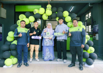 FUZIAH Salleh (tengah) merasmikan pembukaan Pitstop Bateriku ke-250 di Presint 15, Putrajaya, baru-baru ini.