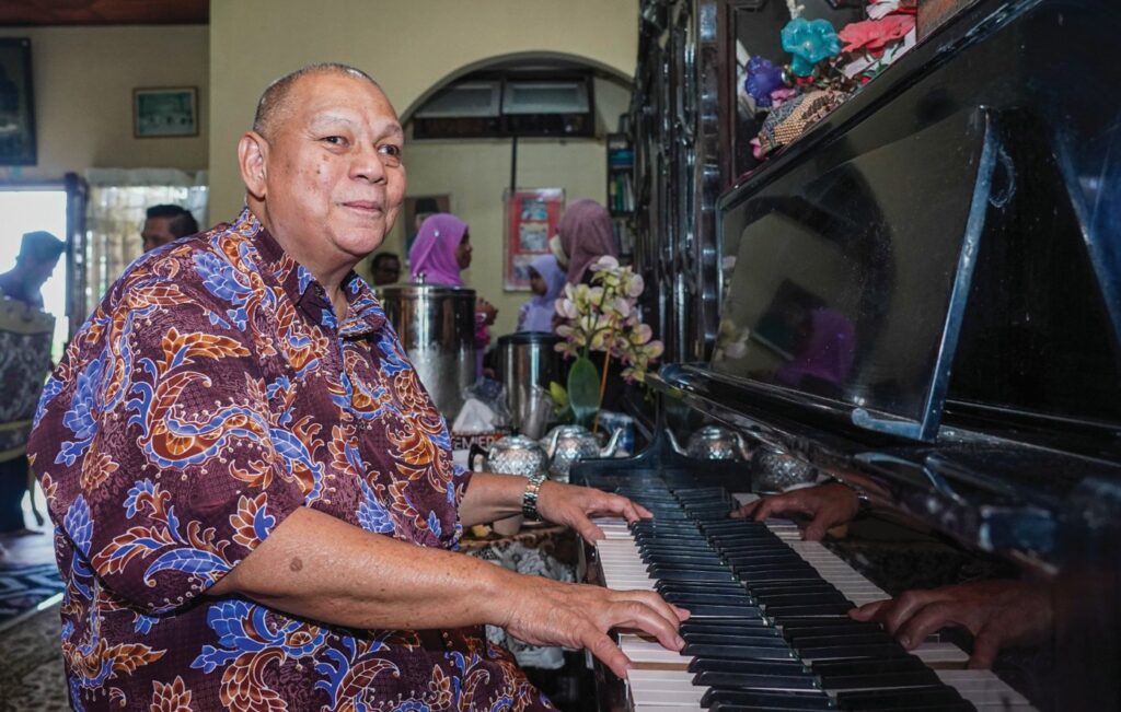 P. Ramlee sakit dada, jatuh dan terbaring