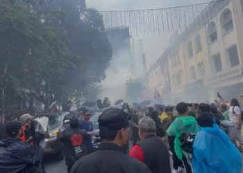 BEBERAPA peserta mengalami kecederaan dalam insiden tersebut susulan percikan mercun yang dibakar.