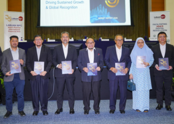 AFFENDI Rashdi (tengah) bersama Timbalannya, Jaffree Ismail (empat kiri) ketika pelancaran Laporan Pasaran IBFC Labuan 2025 di Lanai Kijang, Kuala Lumpur. - UTUSAN/SADDAM YUSOFF