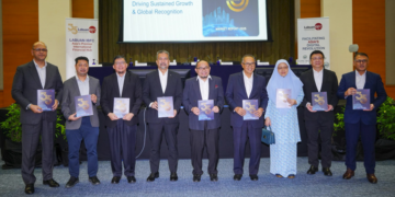 AFFENDI Rashdi (tengah) bersama Timbalannya, Jaffree Ismail (empat kiri) ketika pelancaran Laporan Pasaran IBFC Labuan 2025 di Lanai Kijang, Kuala Lumpur. - UTUSAN/SADDAM YUSOFF