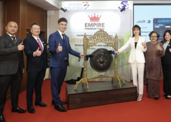 NICOLE Lim (tiga dari kanan) pada majlis penyenaraian Empire Premium di Pasaran Utama Bursa Malaysia.