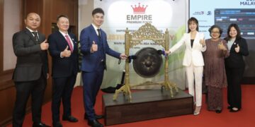 NICOLE Lim (tiga dari kanan) pada majlis penyenaraian Empire Premium di Pasaran Utama Bursa Malaysia.