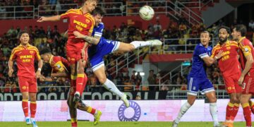 PEMAIN Selangor FC, Safuwan Baharudin (dua kiri) melonjak tinggi bagi menanduk bola di udara meskipun diasak pertahanan Sabah FC, Gabriel Peres pada perlawanan Liga Super di Stadium Majlis Bandaraya Petaling Jaya (MBPJ),kelmarin.-UTUSAN/FARIZ RUSADIO