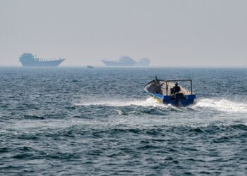 RIBUAN kelasi terkendas di Selat Hormuz akibat perang AS-Iran. - AFP