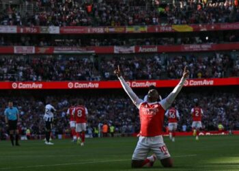 Pemain tengah Arsenal, Eberechi Eze meraikan jaringan gol menentang  Newcastle United dalam aksi Liga Perdana Inggeris, semalam.  - AFP