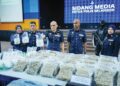 SHAZELI Kahar menunjukkan bunga ganja yang dirampas polis sebelum ia sempat dihantar ke negara di Eropah, pada sidang akhbar dekat Ibu pejabat Polis Kontinjen (IPK) Selangor, di Shah Alam, Selangor, semalam. - UTUSAN/SADDAM YUSOFF