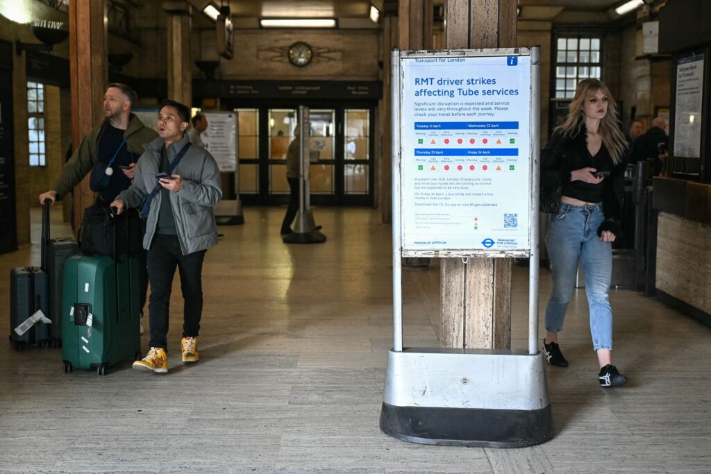Ribuan pekerja terjejas pekerja tren mogok