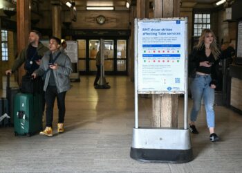 SATU notis tentang perjalanan tren di tengah London, Selasa lalu. - AFP