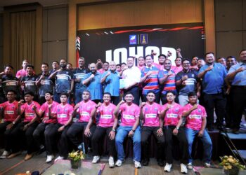 PENGERUSI Jawatankuasa Belia, Sukan, Pembangunan Usahawan dan Koperasi negeri, Mohd. Hairi Mad Shah dan Presiden Kesatuan Ragbi Johor (JRU), Datuk Mohd. Noorazam Osman bergambar bersama skuad ragbi Johor ke kejohanan Ragbi Piala Agong selepas menandatangani perjanjian pada majlis memperkenalkan pasukan Ragbi Johor di Hotel Grand Paragon, Johor Bahru disini. UTUSAN/RAJA JAAFAR ALI
