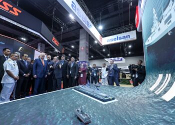 SULTAN Nazrin Muizzuddin Shah berkenan melawat ke tapak pameran selepas merasmikan Majlis Putrajaya Forum 2026 di MITEC, Kuala Lumpur, semalam.UTUSAN/ AMIR KHALID.