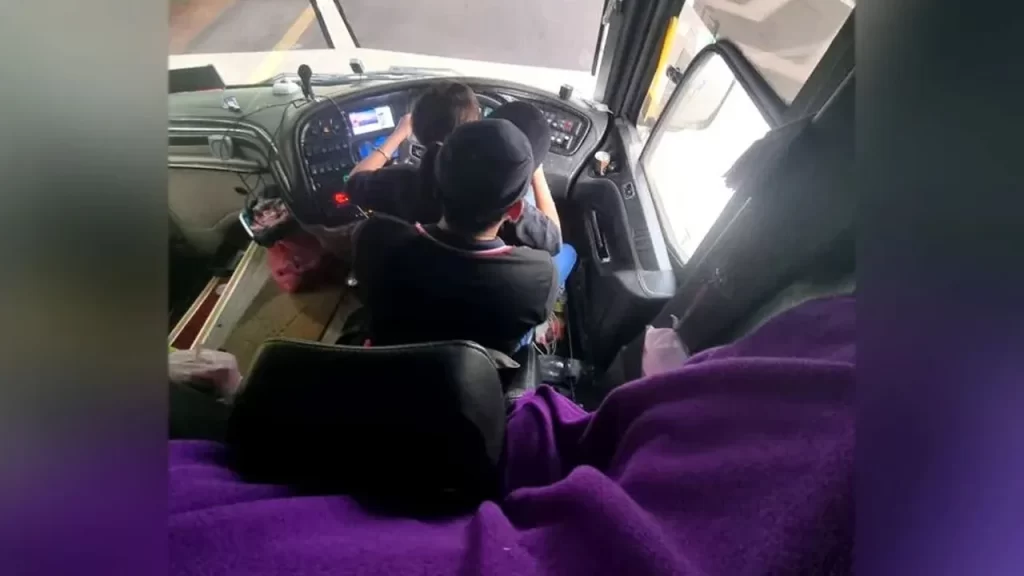 Polis cari pemandu bas, wanita duduk di riba